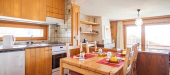 Living room with fireplace and 2 beds, open-plan kitchen with vitroceram and Nespresso Coffeemachine