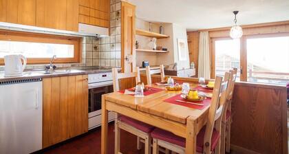 Wohnzimmer mit Kamin und 2 Betten, offene Küche mit Ceran-Kochfeld und Nespresso Kaffeemachine, ein