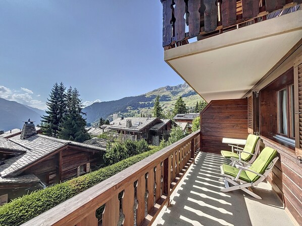 Property grounds - Living room with fireplace and eating corner,, kitchen with 3 hotplates and dishwasher, one bedroom (Verbier)