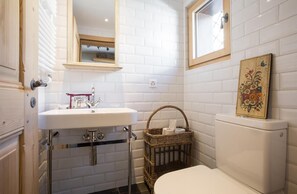 Sèche-cheveux, serviettes fournies