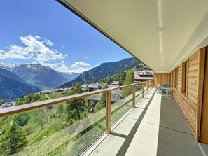 Property grounds - Royal 6, centrally located. Close to shops and restaurants (Verbier)