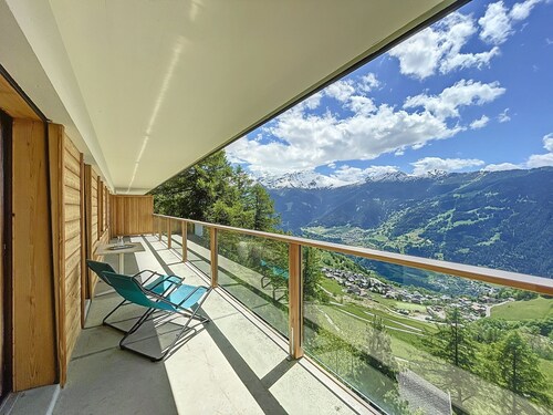 Royal 6, centrally located. Close to shops and restaurants