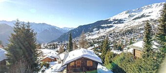 Living room with fire place, kitchen with vitroceram, dishwasher, microwave and washingmachine, eati