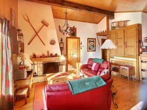 Televisie, een open haard en een dvd-speler