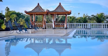 Una piscina al aire libre