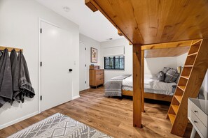 4 Schlafzimmer, Zimmersafe, Schreibtisch, Bügeleisen/Bügelbrett