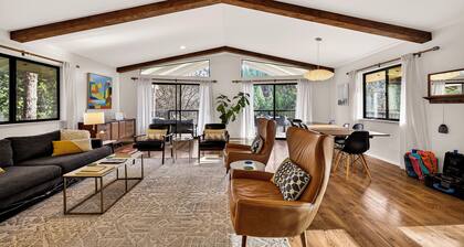 Lakefront Retreat • Hot Tub • 3 Kings + Bunks