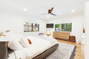 4 bedrooms, in-room safe, desk, iron/ironing board