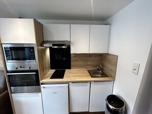 Fridge, microwave, dishwasher, coffee/tea maker