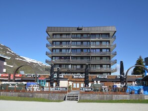 Exterior - Renovated Studio with Mountain Corner, South-Facing Balcony - Les Menuires (Les Menuires)