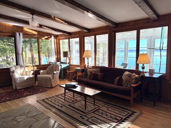 Téléviseur connecté, foyer, livres