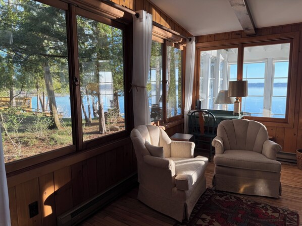 Smart-TV, peis og bøker