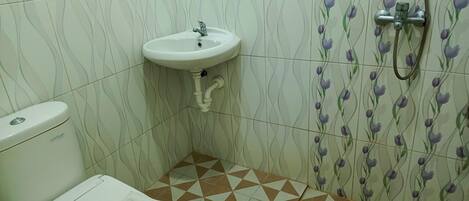 Ein Badezimmer mit Toilette, Waschbecken und Dusche.