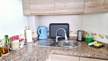 Geladeira, micro-ondas, cooktop, cafeteira/chaleira