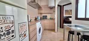 Kühlschrank, Mikrowelle, Herdplatte, Wasserkocher mit Kaffee-/Teezubehör