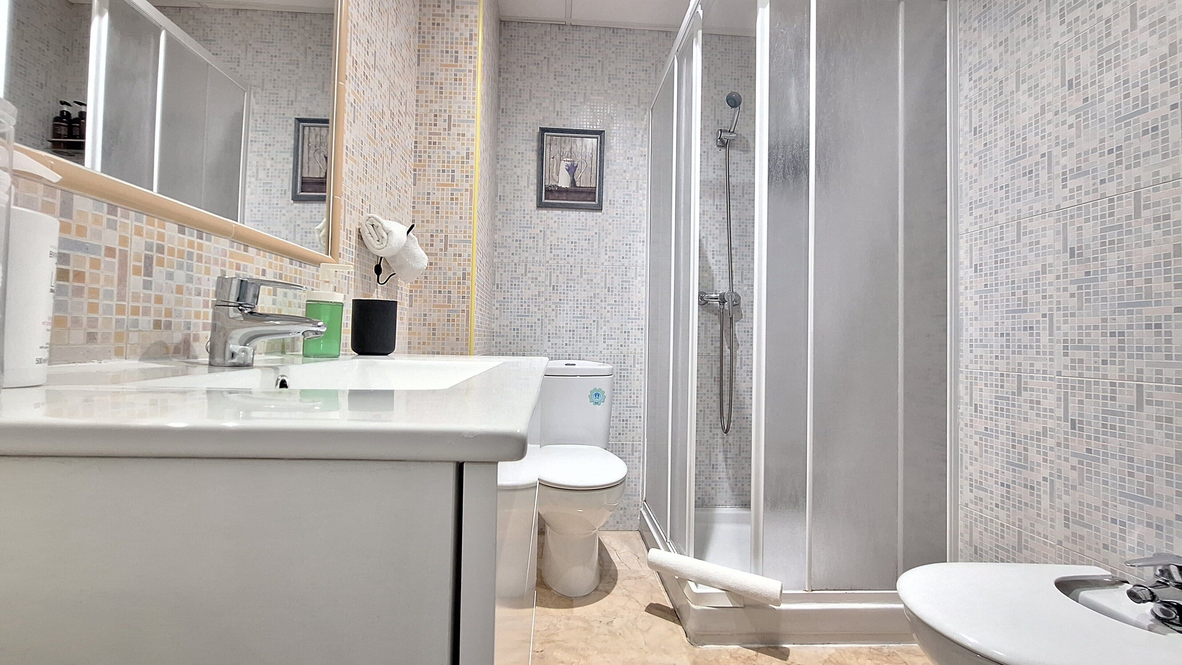 Chuveiro, secador de cabelo, bidê, toalhas de banho