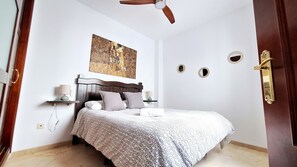 2 slaapkamers, een strijkplank/strijkijzer, gratis wifi, beddengoed