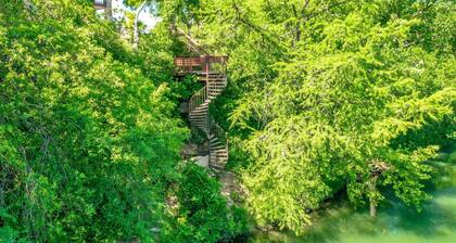 1/1 condo on the Guadalupe River! Dog friendly!