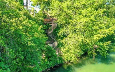 1/1 condo on the Guadalupe River! Dog friendly!
