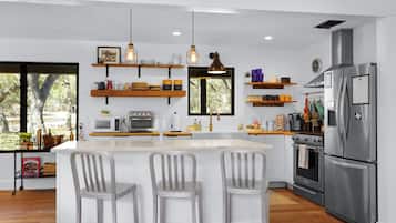 Kühlschrank, Mikrowelle, Ofen, Herdplatte