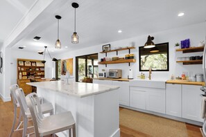 Fridge, microwave, oven, stovetop - Red Bird Cottage- Convenient 2/1 with Outdoor Space (Wimberley)