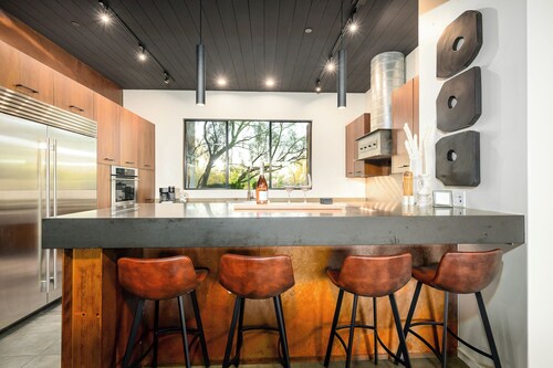 Custom Desert Modern 5 bedroom including Casita! Pickleball, Hot-Tub, Put-Put