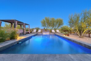 A heated pool - Custom Desert Modern 5 bedroom including Casita! Pickleball, Hot-Tub, Put-Put (Cave Creek)