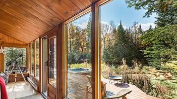 Comfort Chalet | 2 bedrooms, premium bedding, individually furnished, laptop workspace