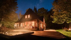 A log cabin with a hot tub and a fire pit in the yard. - The Beaver Lodge by Escapades Tremblant (Lac-Superieur)