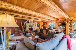Comfort-Chalet | Wohnbereich | Fernseher, Kamin
