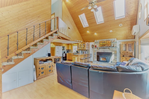 ARROWHEAD LAKE - Ski Chalet- Gameroom, Firepit - Lake View, Walk to Beach/Island
