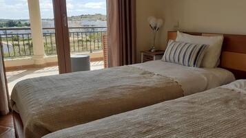 2 chambres, coffres-forts dans les chambres, fer et planche Ă repasser