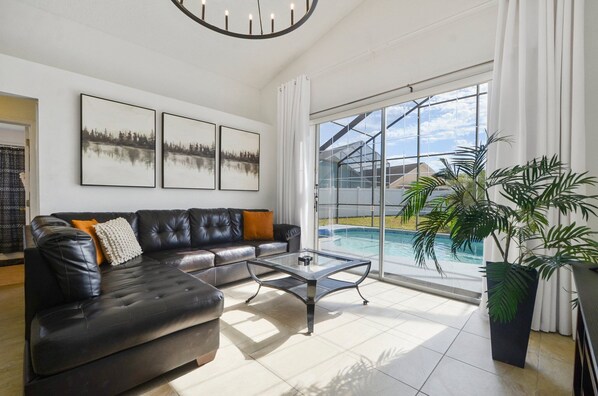 Smart TV, table football, ping pong - Sunny Pool, Game Room, Near Disney, Walk to GKTW! (Kissimmee)