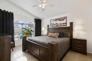 3 bedrooms, iron/ironing board, travel cot, free WiFi - Sunny Pool, Game Room, Near Disney, Walk to GKTW! (Kissimmee)