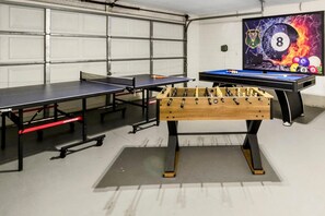 Game room - Sunny Pool, Game Room, Only 8 mi to Disney, Walk to #GKTW! (Kissimmee)