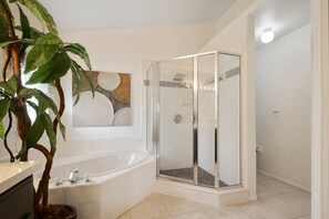 Bathtub, hair dryer, towels, soap - Sunny Pool, Game Room, Only 8 mi to Disney, Walk to #GKTW! (Kissimmee)