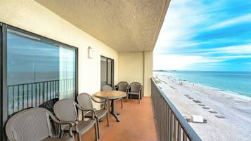 Condo (3 Bedrooms) | Property amenity