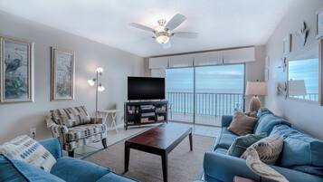Condo (3 Bedrooms) | Property amenity