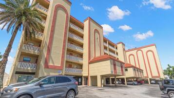 Condo (3 Bedrooms) | Property amenity