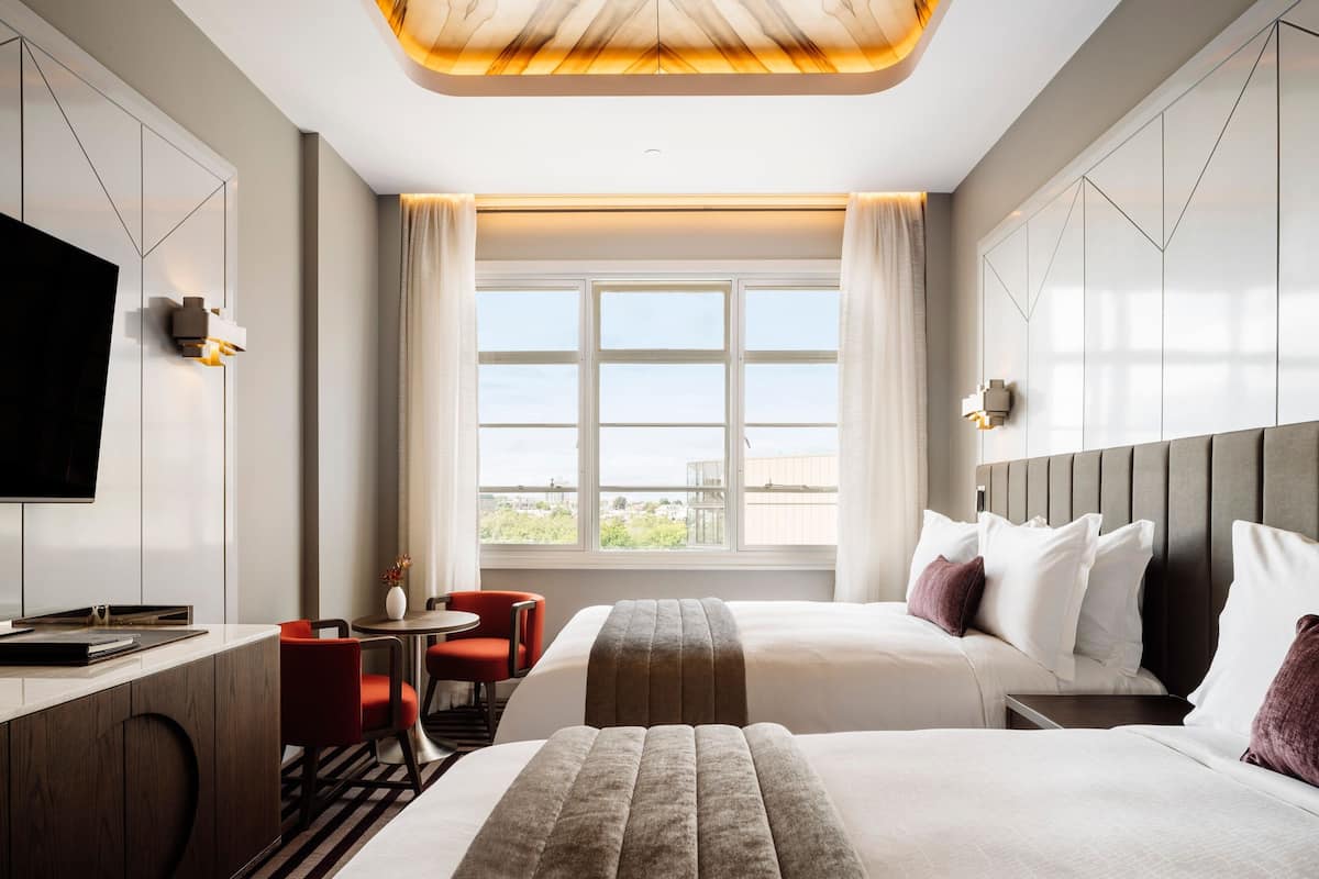 Tweepersoonskamer, 2 tweepersoonsbedden | Italiaanse Frette-lakens, luxe beddengoed, pillowtop-bedden, een minibar