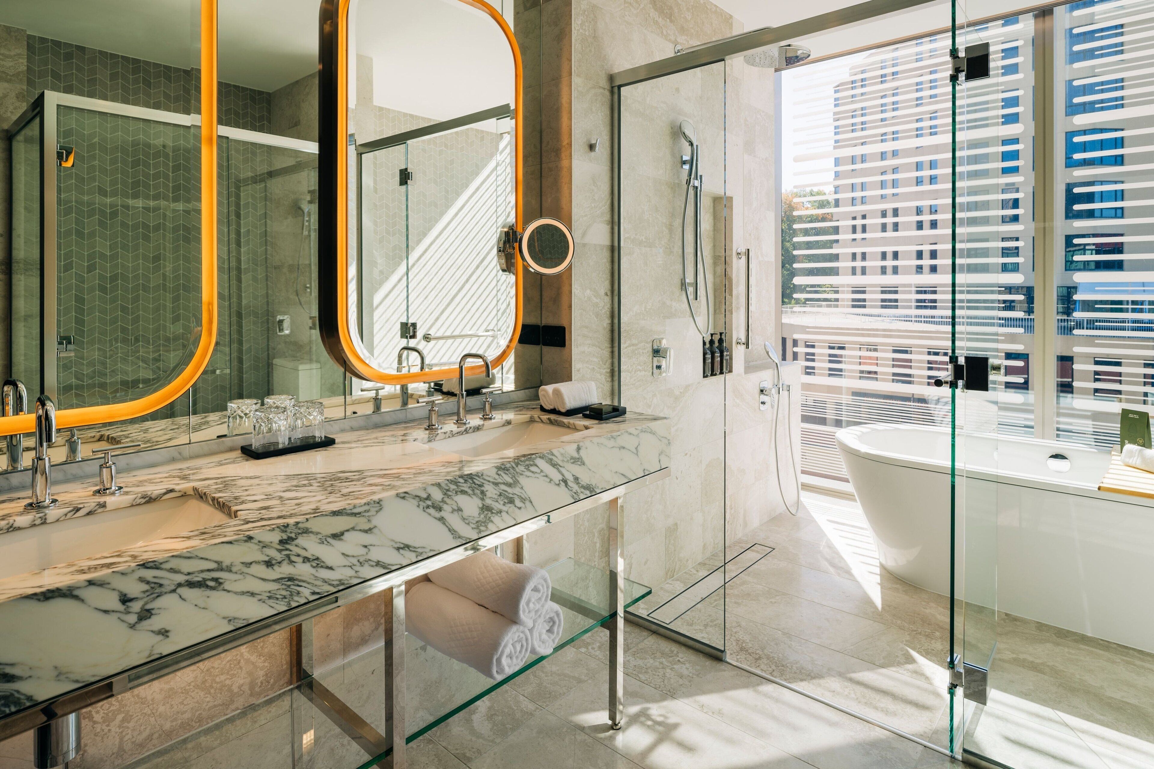 Pavilion Suite | Kylpyhuone | Sadesuihkupää, designer-hygieniatuotteet, hiustenkuivaaja, kylpytakit