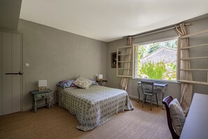 4 slaapkamers, een strijkplank/strijkijzer, reisbedje, gratis wifi