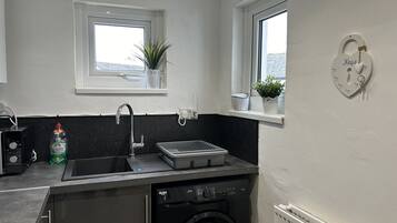 Cottage | Private kitchen | Fridge, electric kettle, toaster, cookware/dishes/utensils