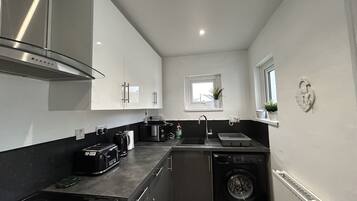 Casa de campo | Cocina privada | Refrigerador, tetera eléctrica, tostadora y utensilios de cocina