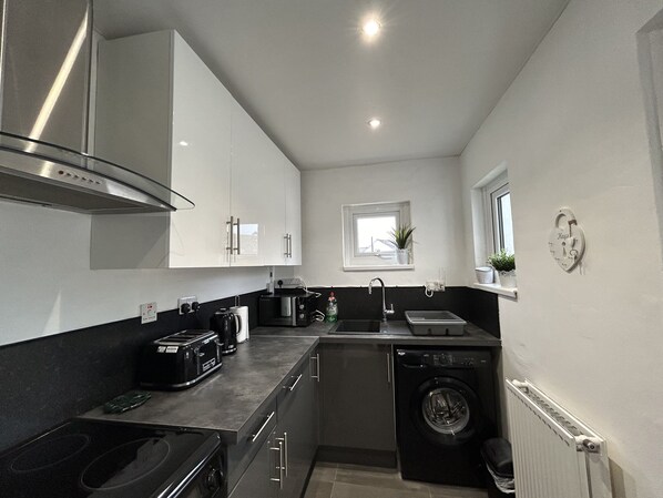 Cottage | Privékeuken | Een koelkast, een waterkoker, een broodrooster