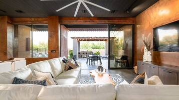 House, 5 Bedrooms | Living area | Smart TV