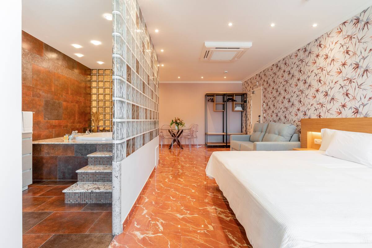 Premium Studio Suite | Gebar bulu kapas, meja, ruang kerja komputer riba 