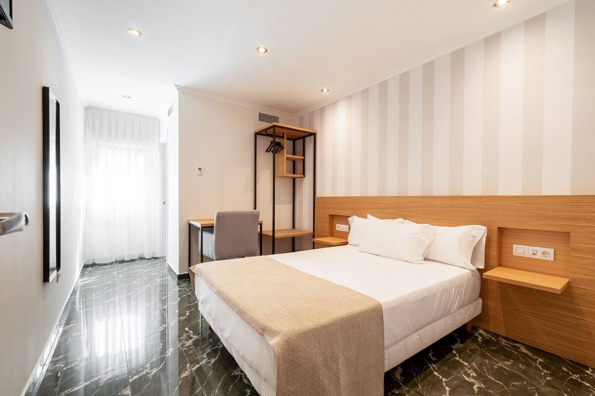 Standard Double Room | Gebar bulu kapas, meja, ruang kerja komputer riba 