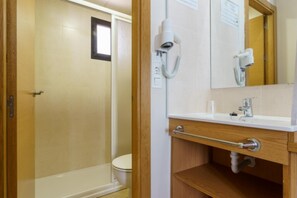 Secador de cabelo, toalhas de banho