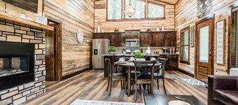 Calvert's Copper Cabin, Cozy cabin! Hot tub, Free Firewood, Fireplace!